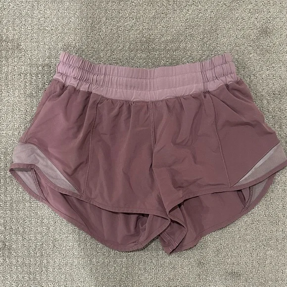 Lululemon Mauve/Pink Hotty Hot Shorts 2.5” Size 4 - Picture 1 of 3
